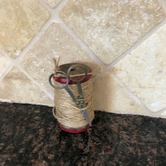 Wooden spool with jute twine and scissors - Picture 4 of 7